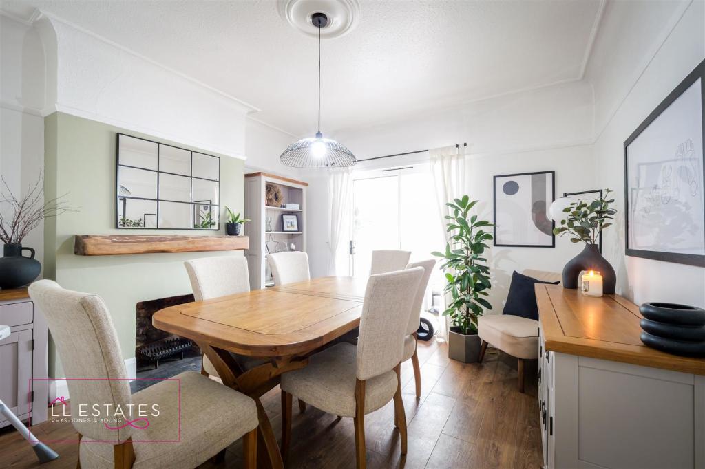 DINING ROOM.jpg