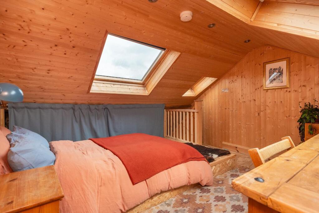 1B0H9HN - Loft Room B.jpg