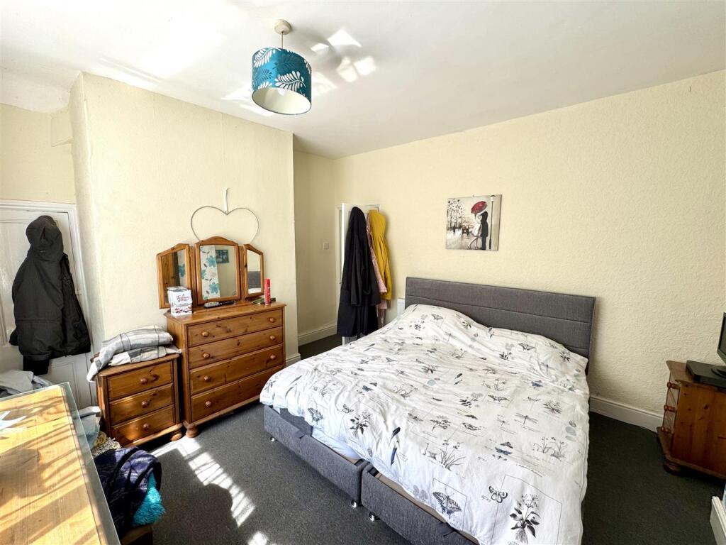 PRINCIPAL BEDROOM
