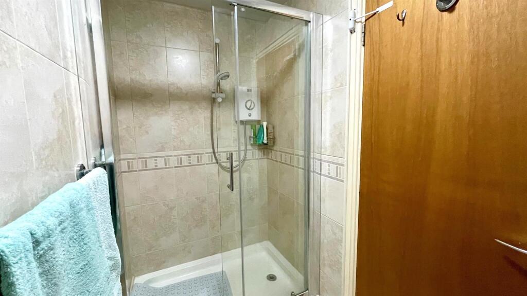 SEPARATE RE-FITTED TILED 3-PIECE SHOWER ROOM
