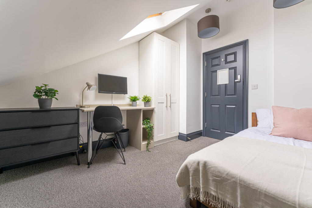 The Hosiery Factory Flat L Bedroom 18