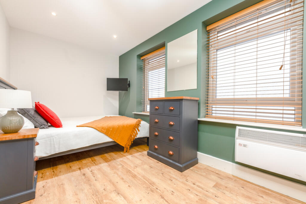 Flat 1, 122 Walter Road Bedroom 8