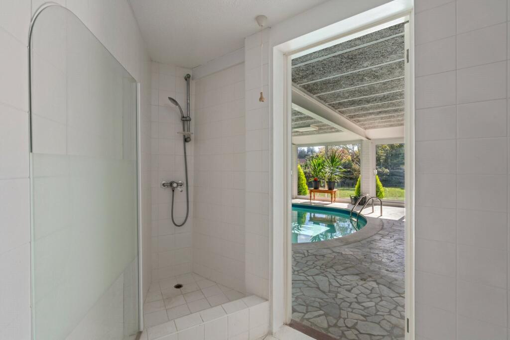 Pool Shower Room