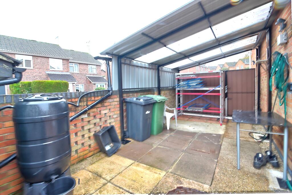 Side garden or extension potential