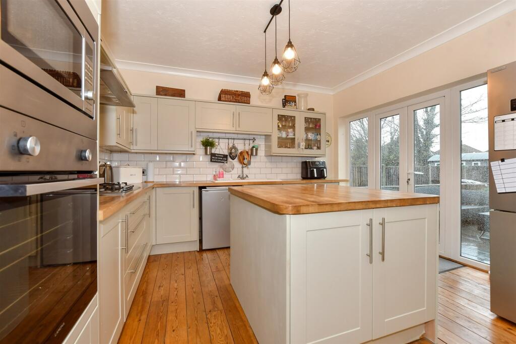 Kitchen/ Breakfast Room
