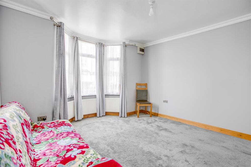 16 Jubilee Road, HP11 2PG-4.jpg