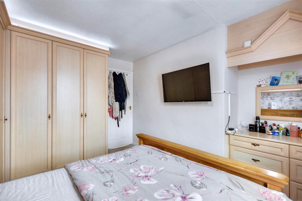 Bedroom 1_2.jpeg
