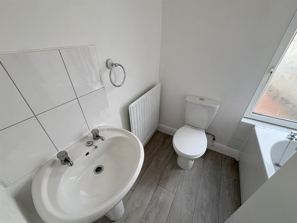 BATHROOM/WC