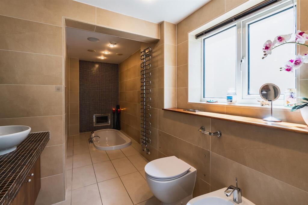 Master En-Suite Bathroom