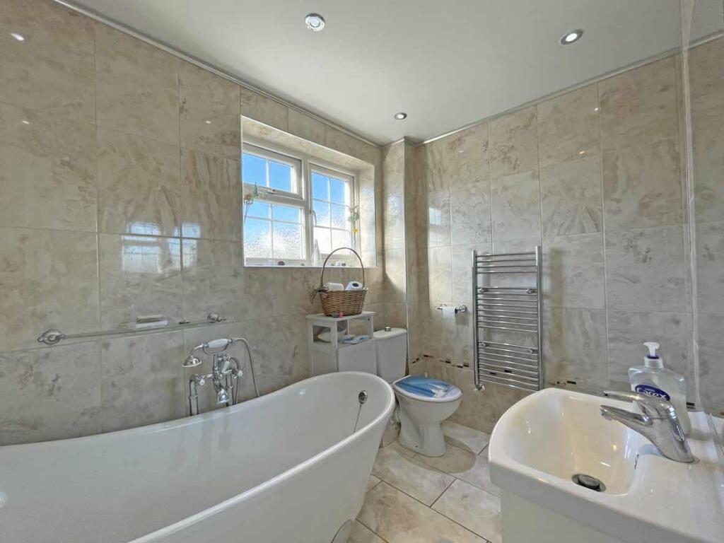 Drax Gardens 23 Bathroom 1...jpg