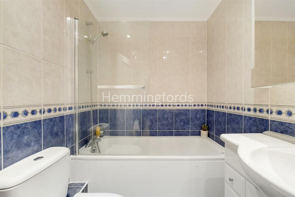 4_Bathroom-0.jpg