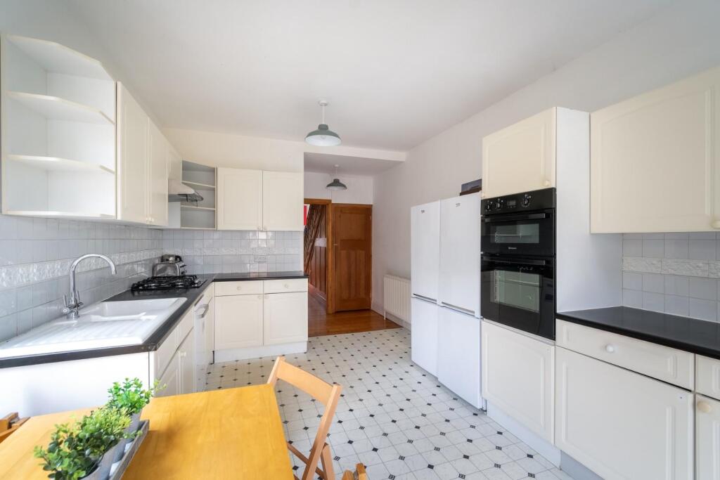 68 Combe Park -3.jpg
