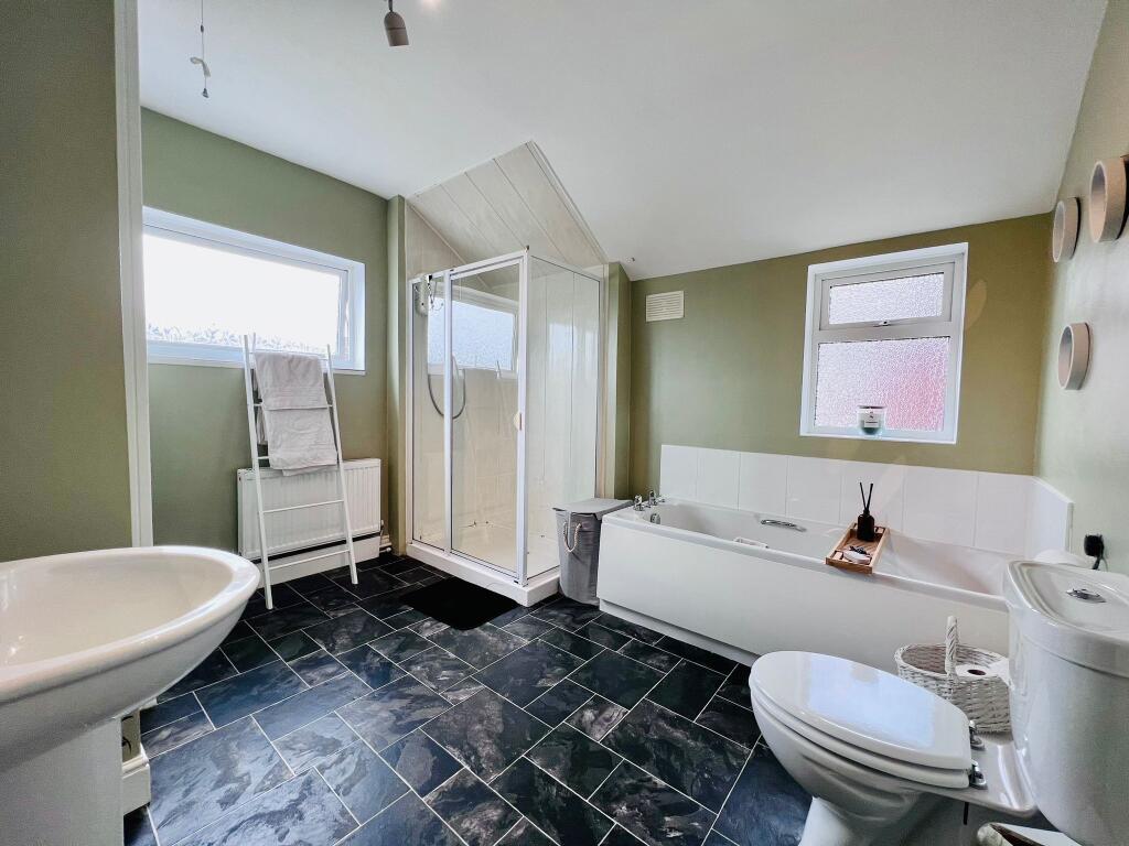 BATHROOM (2).jpg