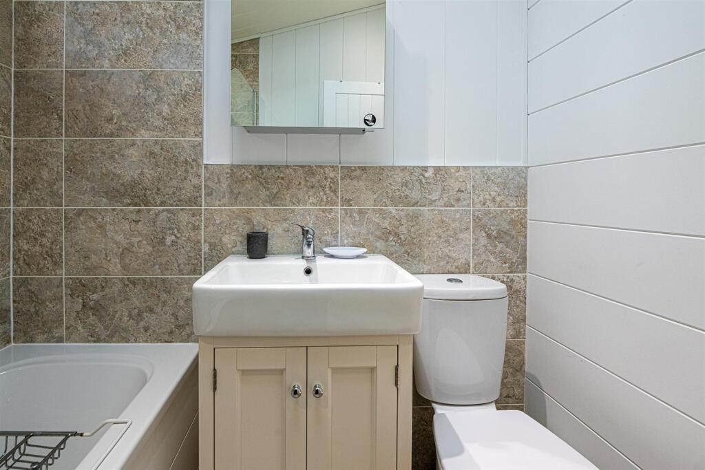 R16-ABERAFON-PARK-BATHROOM-1B.jpg