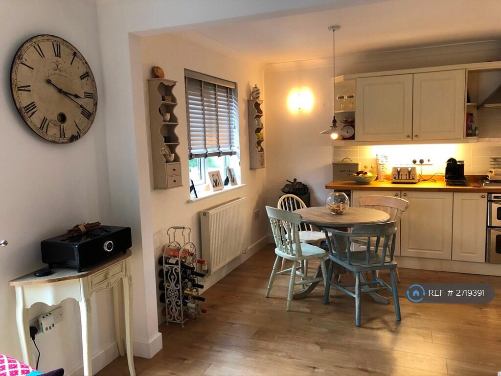 Open Kitchen / Dining Area