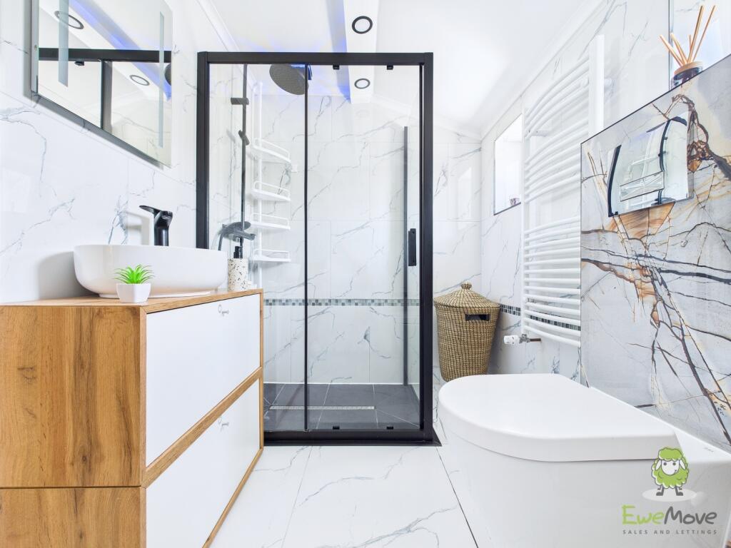 CAM01543G0-PR0136-STILL027