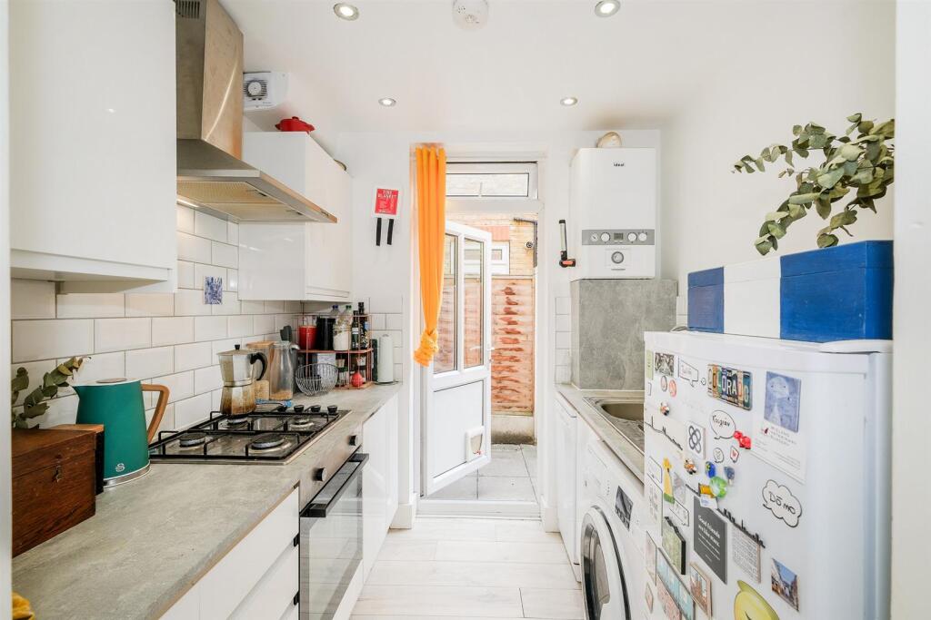 Flat 1, 85 Fairlop Road-9_web.jpg