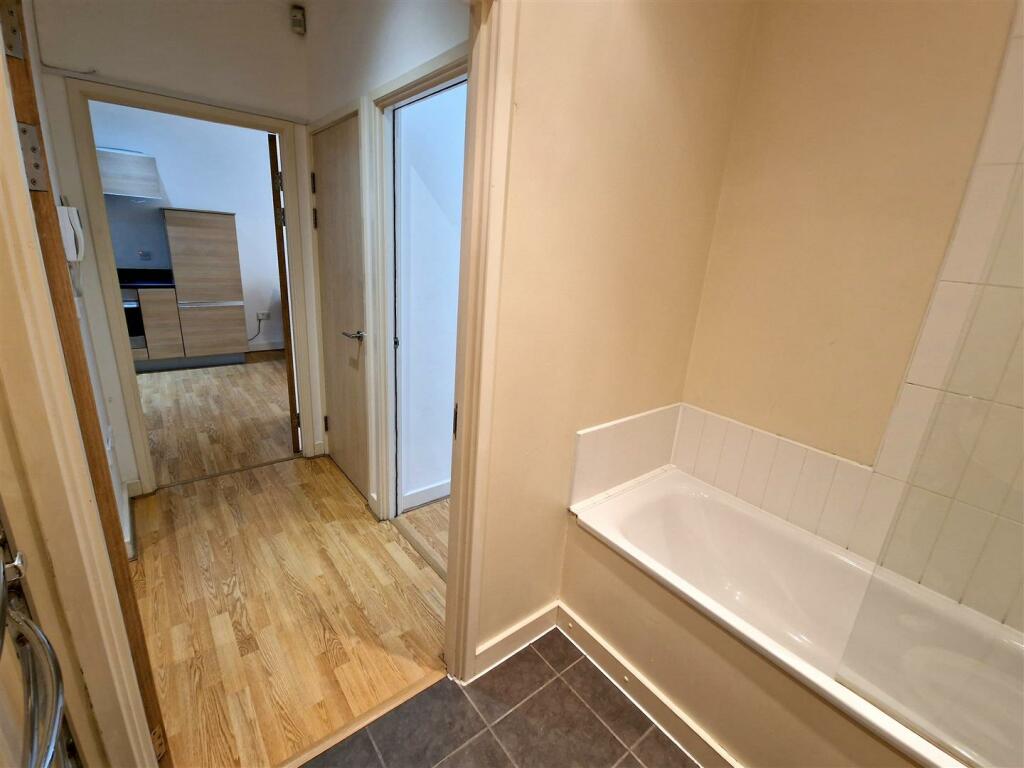 Bathroom/Hallway