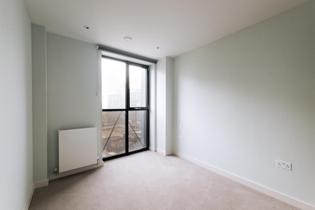 Experience the airy ambiance of this well-lit apartment room, perfect for personalized decor.