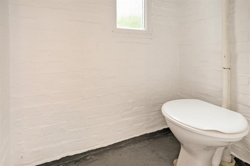 WC in Garage
