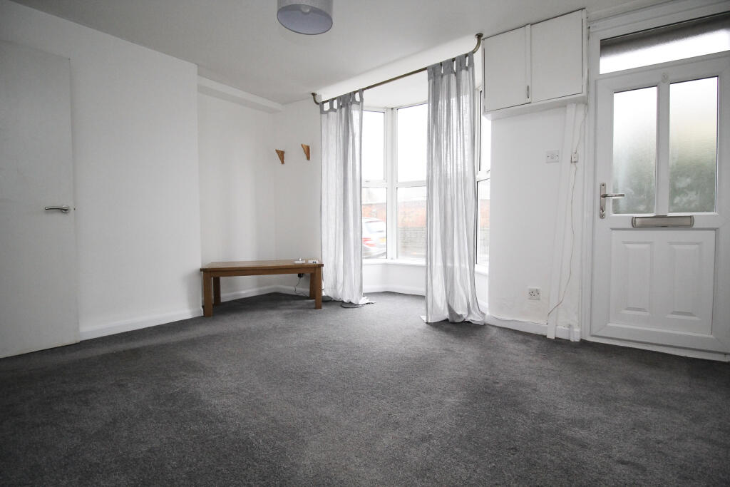 Glaston Road, Street