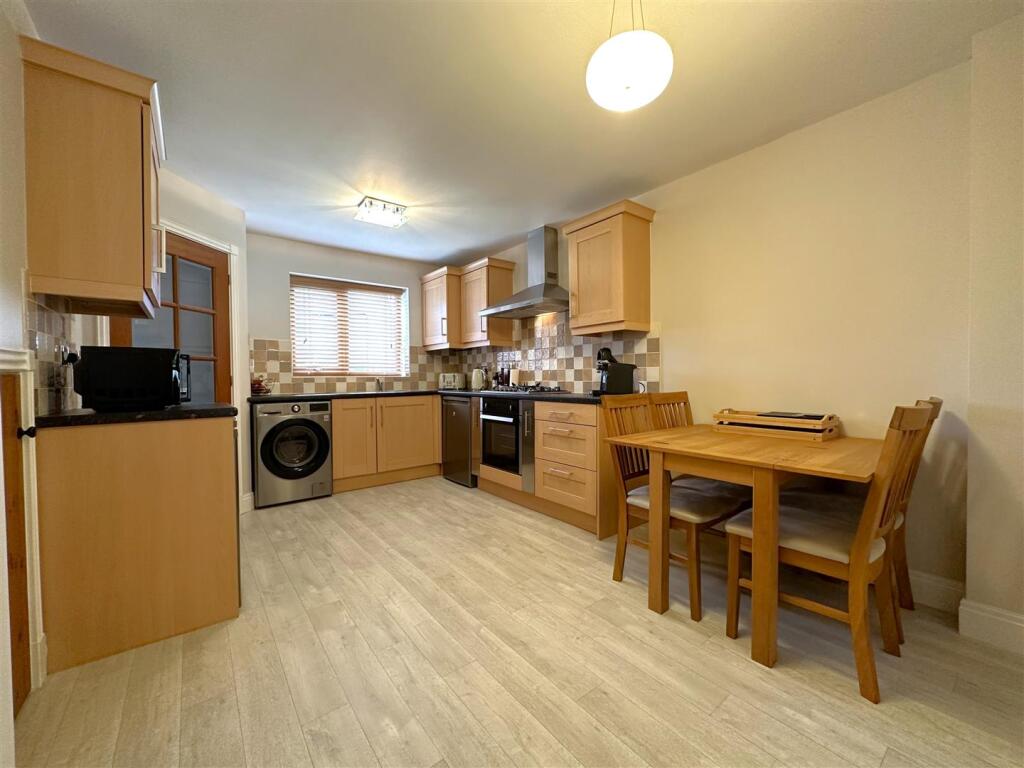 Spacious Dining Kitchen 391