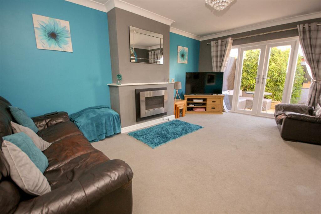 Lounge 1.jpg