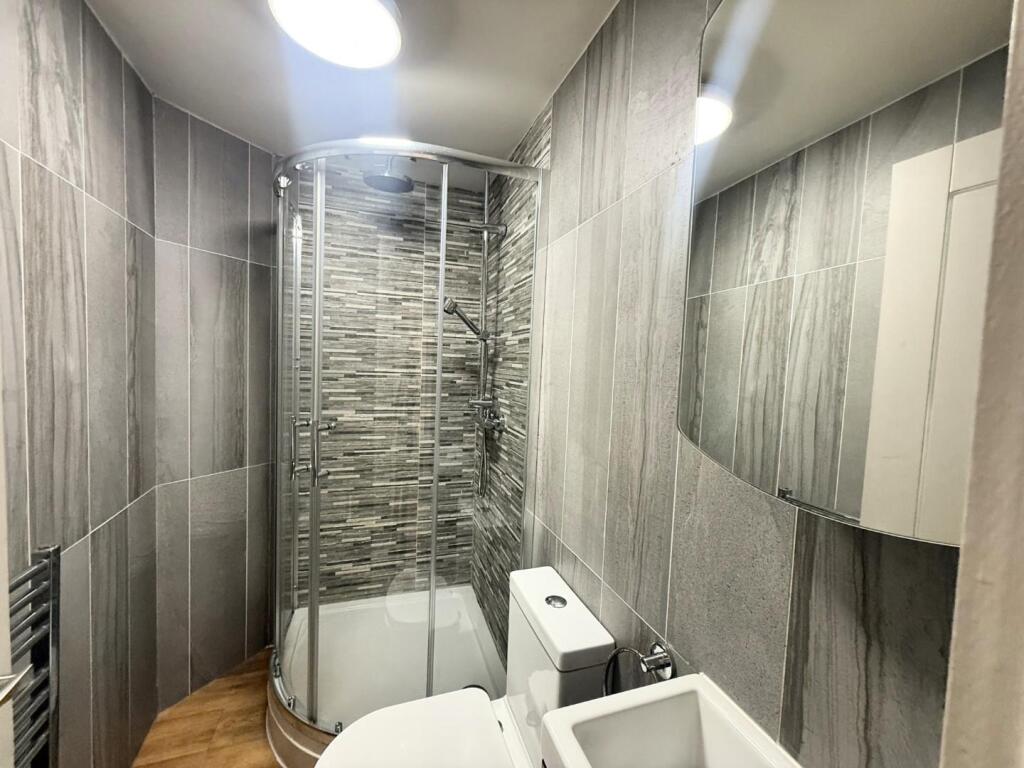 flat 2 v bathroom.JPG