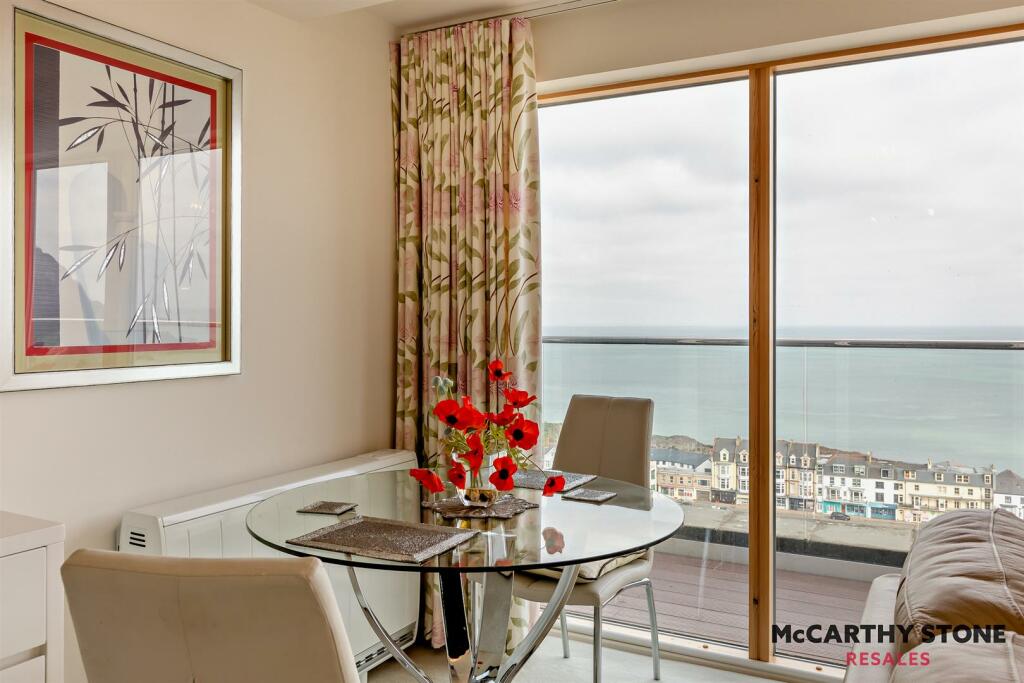 LIVING ROOM/KITCHEN: