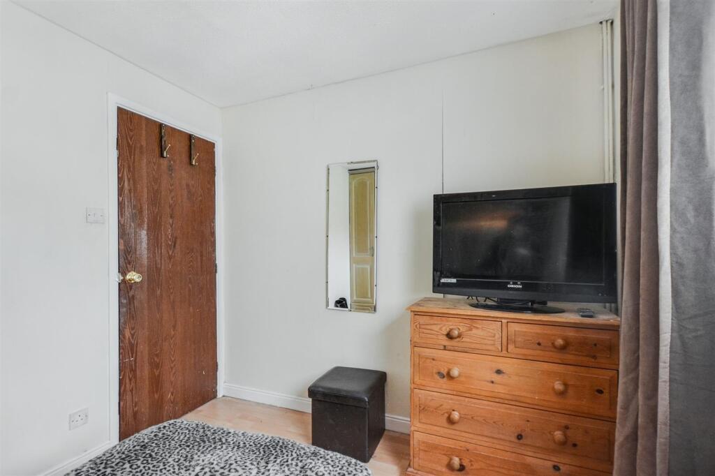 Bedroom 1_2.jpeg