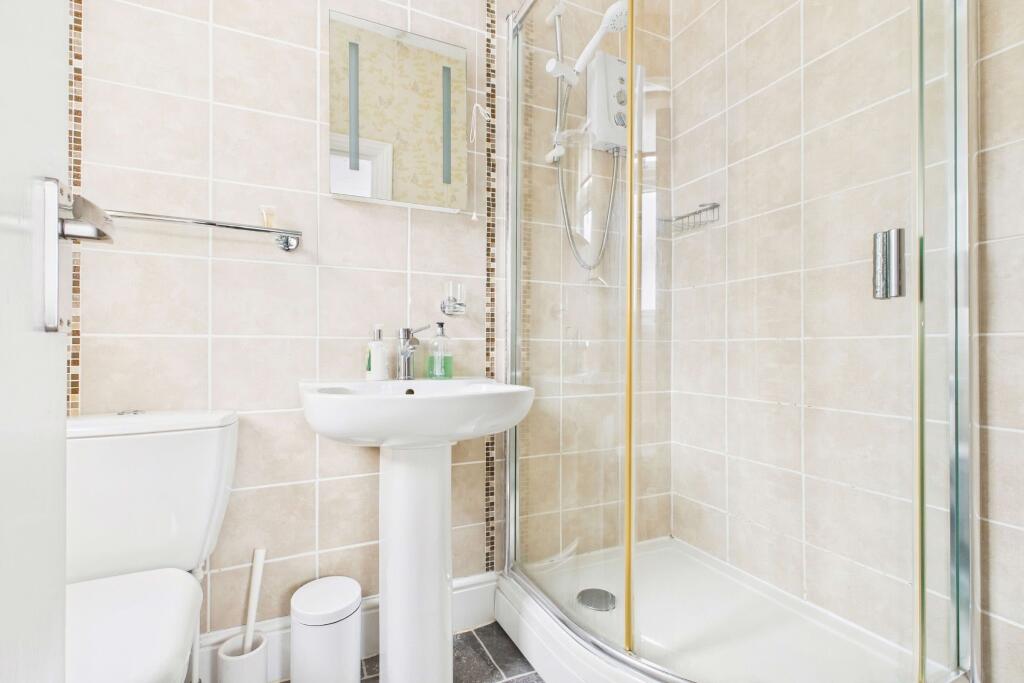 Guest room 4: modern en-suite shower room