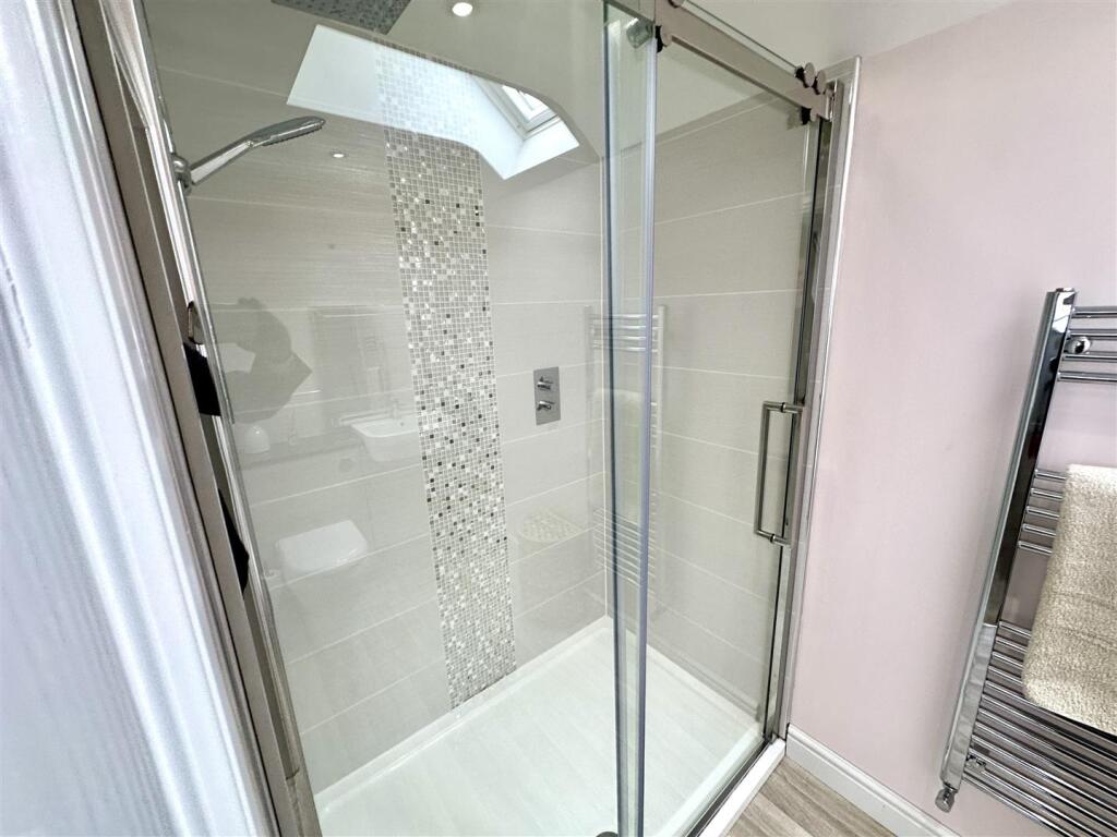 EN-SUITE SHOWER ROOM