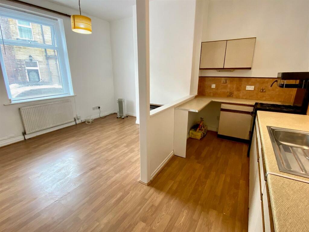 regent street 6 lounge kitchen.jpg