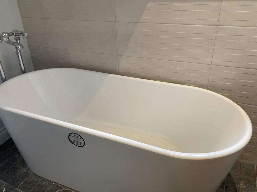 Bathroom 2.jpg