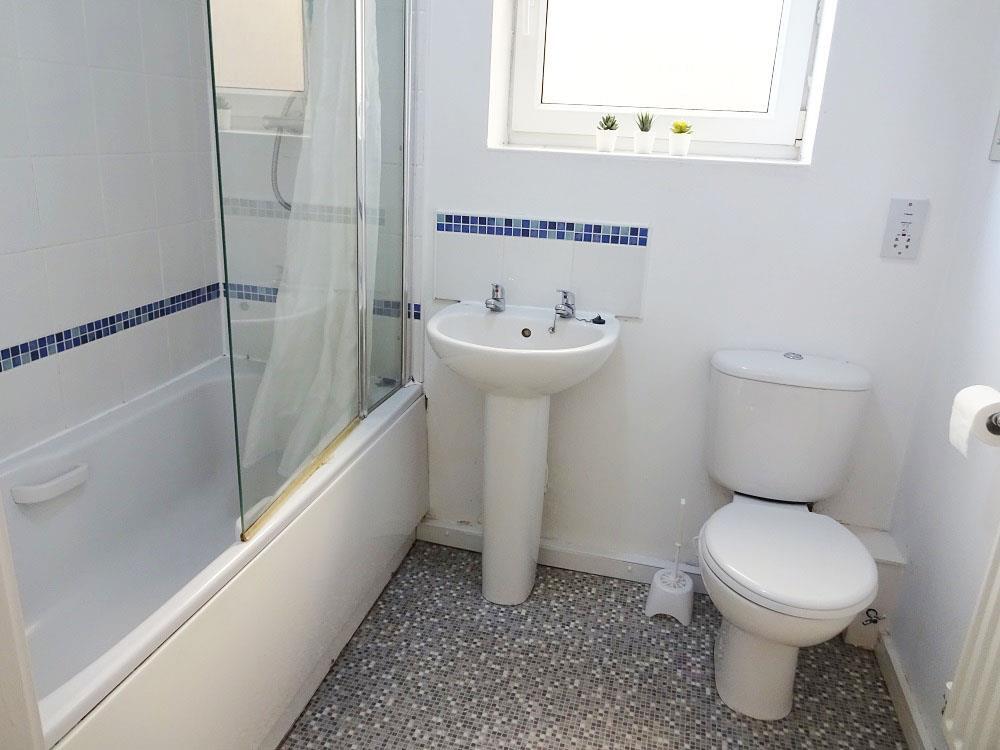 GF BATHROOM.JPG