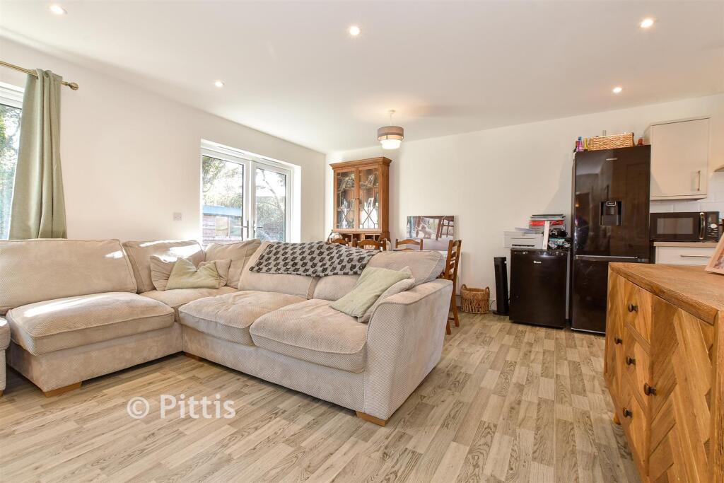 Lounge/Dining Area