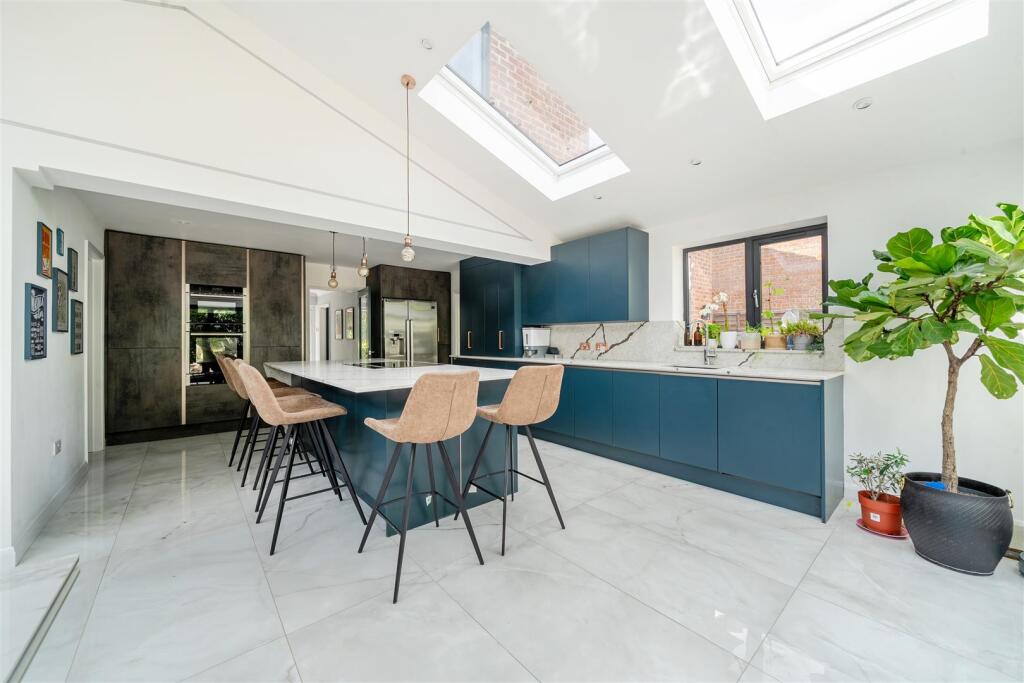 3 Croft Way kitchen 4.jpg