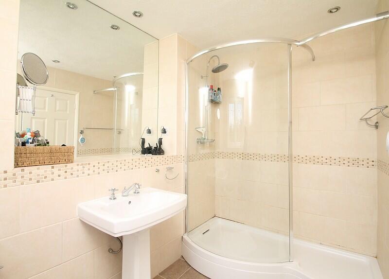En-suite to master b