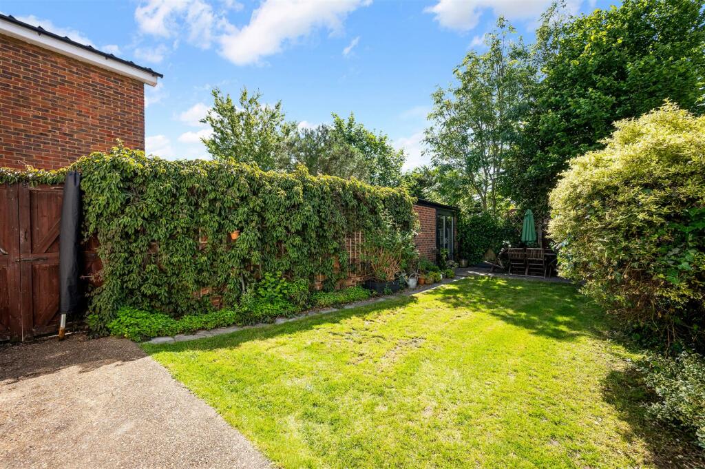 MANOR GREEN ROAD   (4).jpg