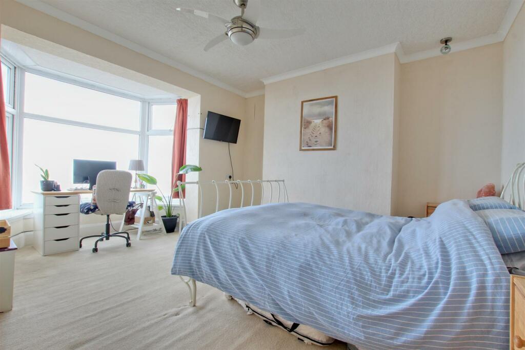MASTER BEDROOM (FRONT)