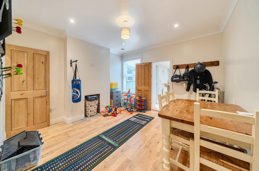 1387846-8-693c125...