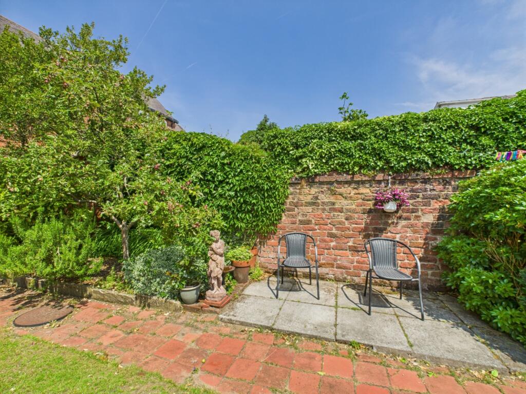 CAM02386G0-PR0133-STILL022