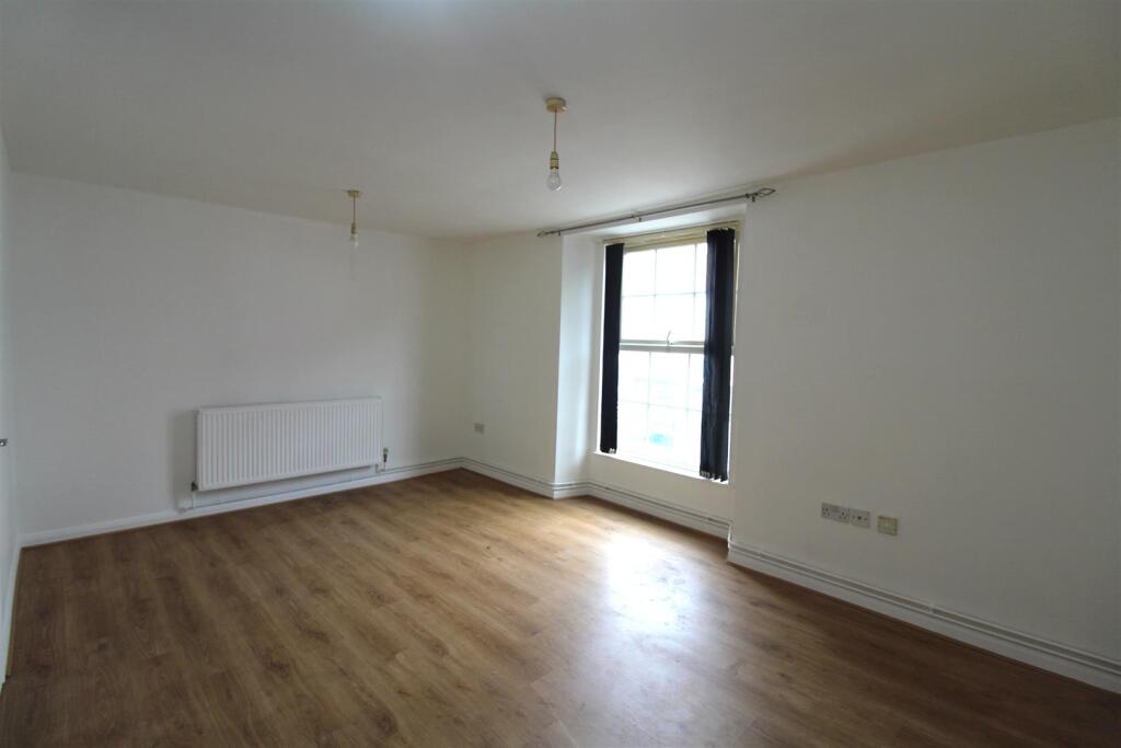 9c Silver Street - living dining 1.JPG