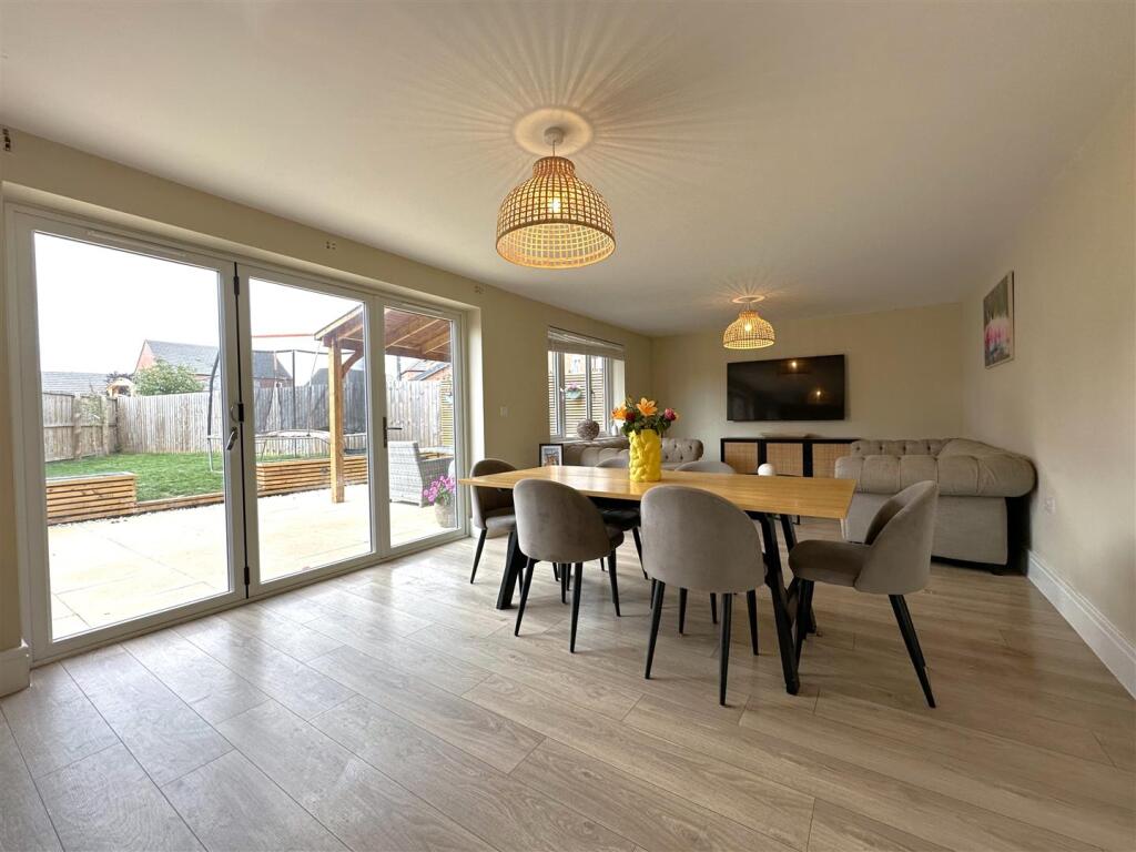 Dining Ares With Bi-Fold Doors 468