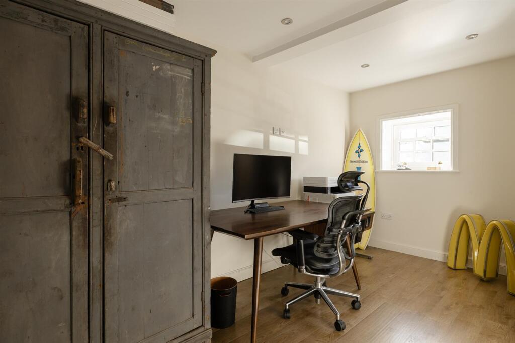 Bedroom 5 / Study
