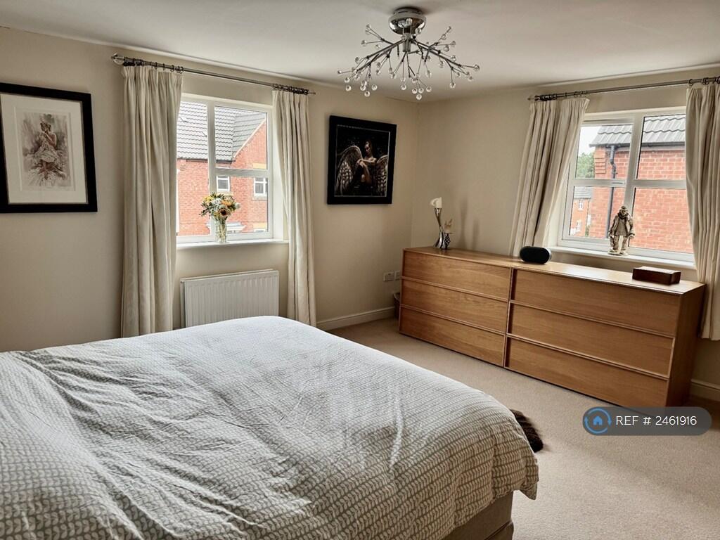 Main Bedroom (Hightlight Feature)