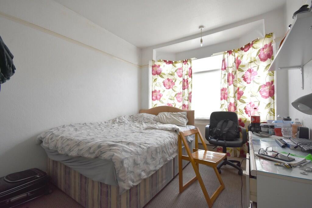 Bedroom 1-min