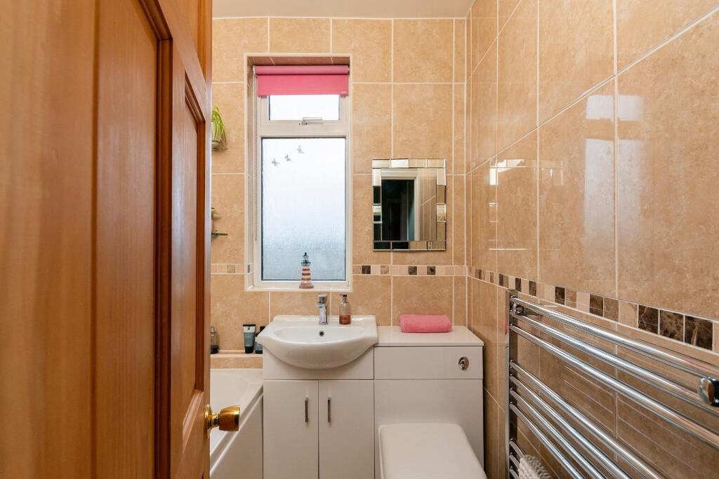 2Q6RKE - Bathroom C.jpg