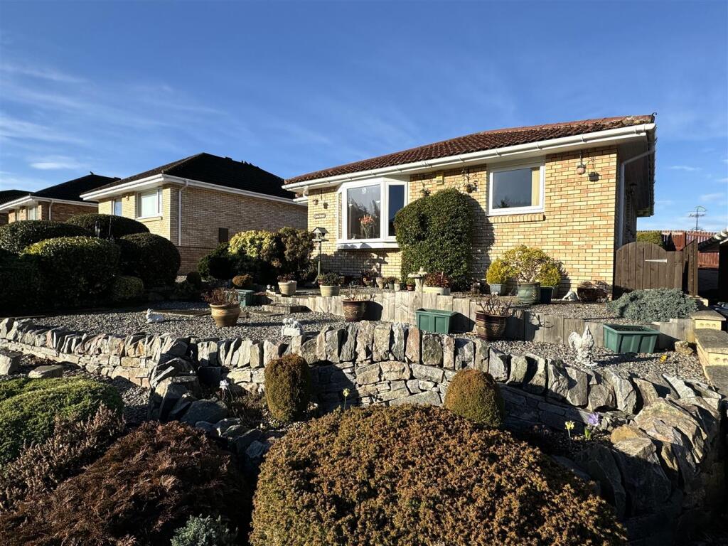 FRONT GARDEN.JPG