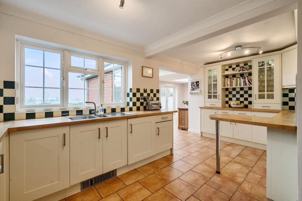 Kitchen/B'fast Room